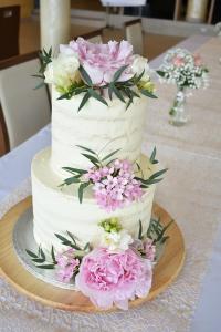 dort svatební ozdobený květinami