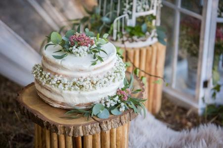 dort svatební ozdobený květinami