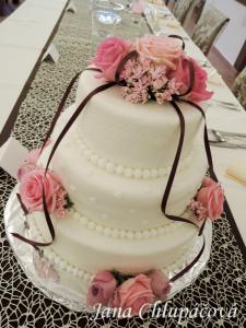 svatební dort zdobený živými květy