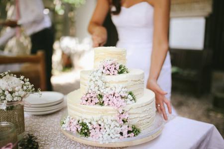 svatební dort s květinami