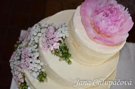 svatební dort zdobený květinami.jpg